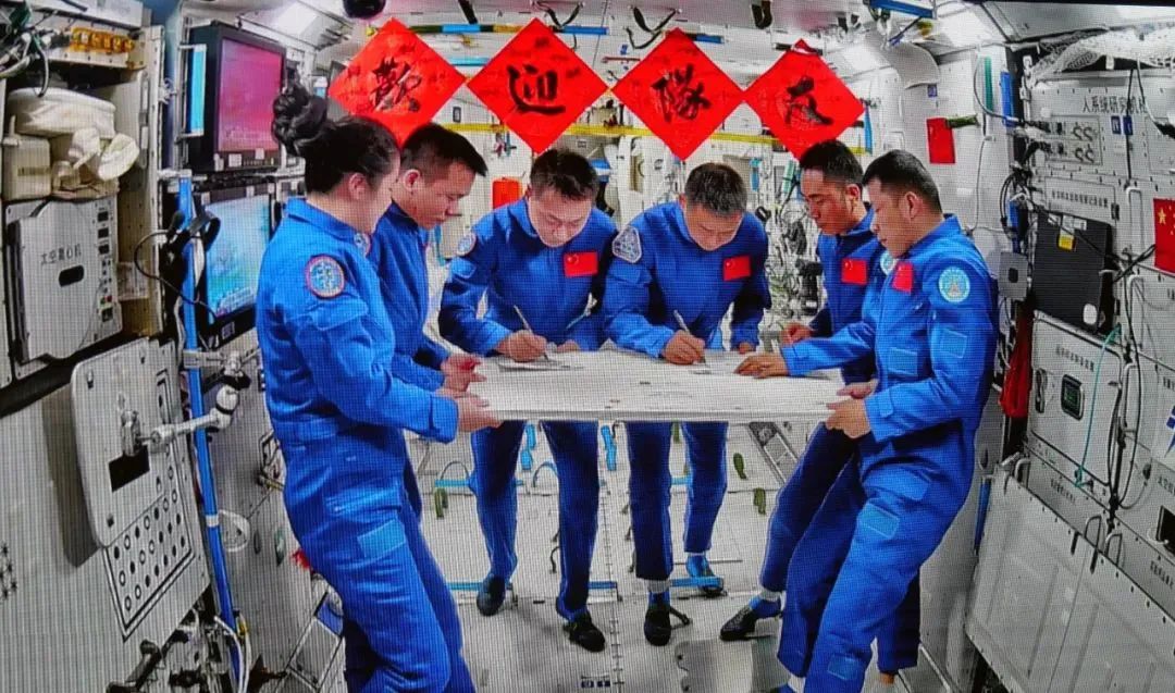 中国航天员乘组完成在轨交接 神舟十九号即将凯旋