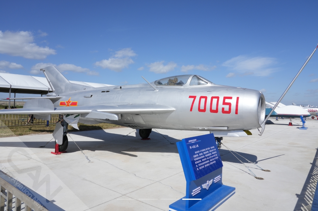 歼6及歼6无人机亮相长春航空展室外静展区