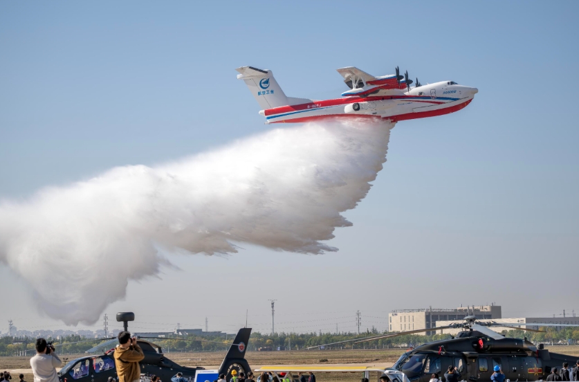 首次投水！AG600“鲲龙”亮相天津直博会
