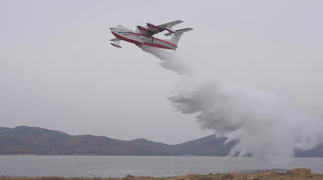 AG600“鲲龙”圆满完成首次野外环境汲水投水演练