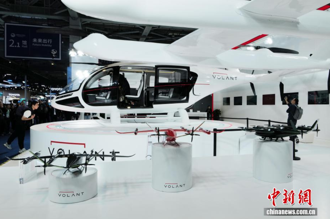 （第八届进博会）场馆内外感受低空经济发展新气象