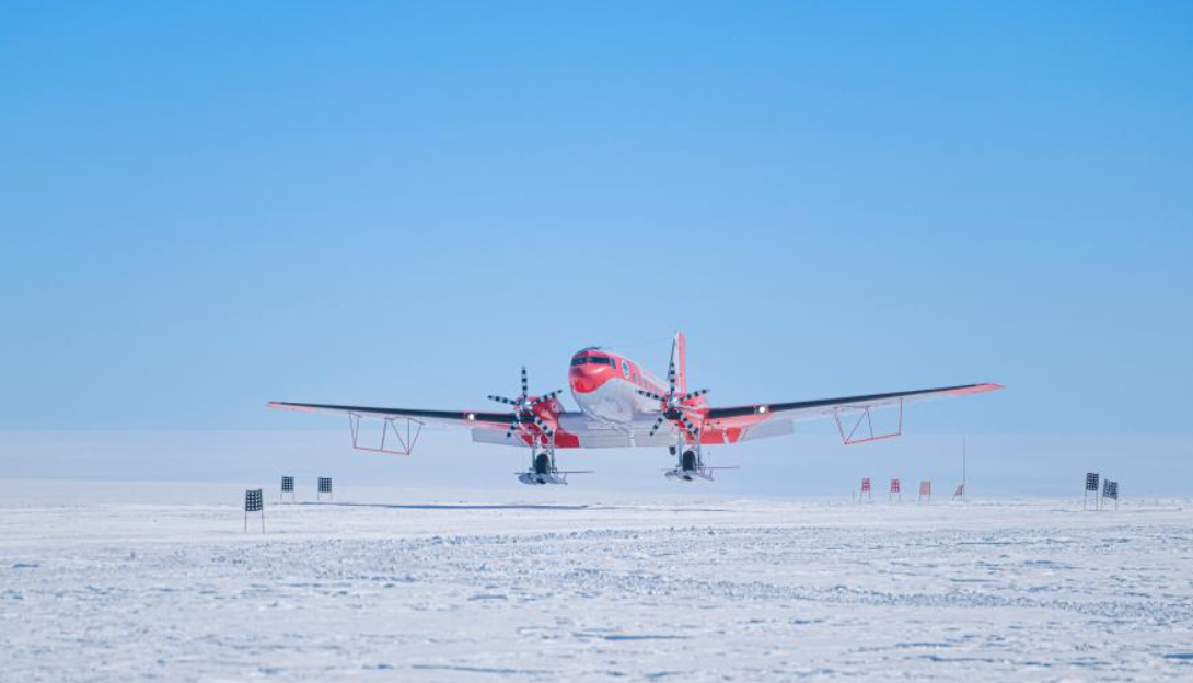 10年航程80万公里！中国“雪鹰601”飞机翱翔南极
